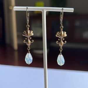 Milky arabesque earrings